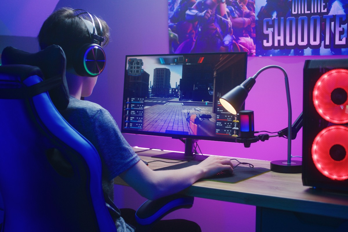 Un ragazzo che gioca al PC da gaming.