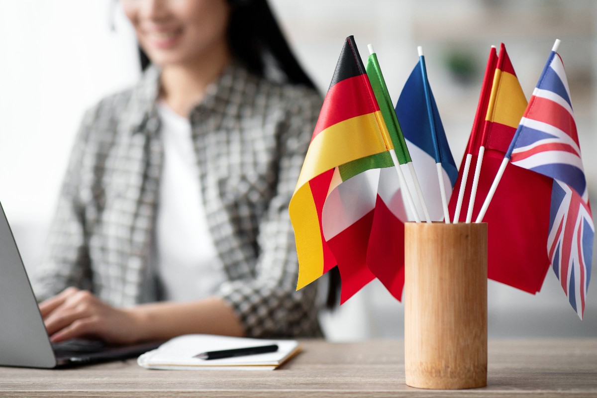 Studiare le lingue con le bandiere disposte sulla scrivania.