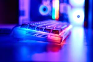 Una tastiera da gaming con retroilluminazione colorata.
