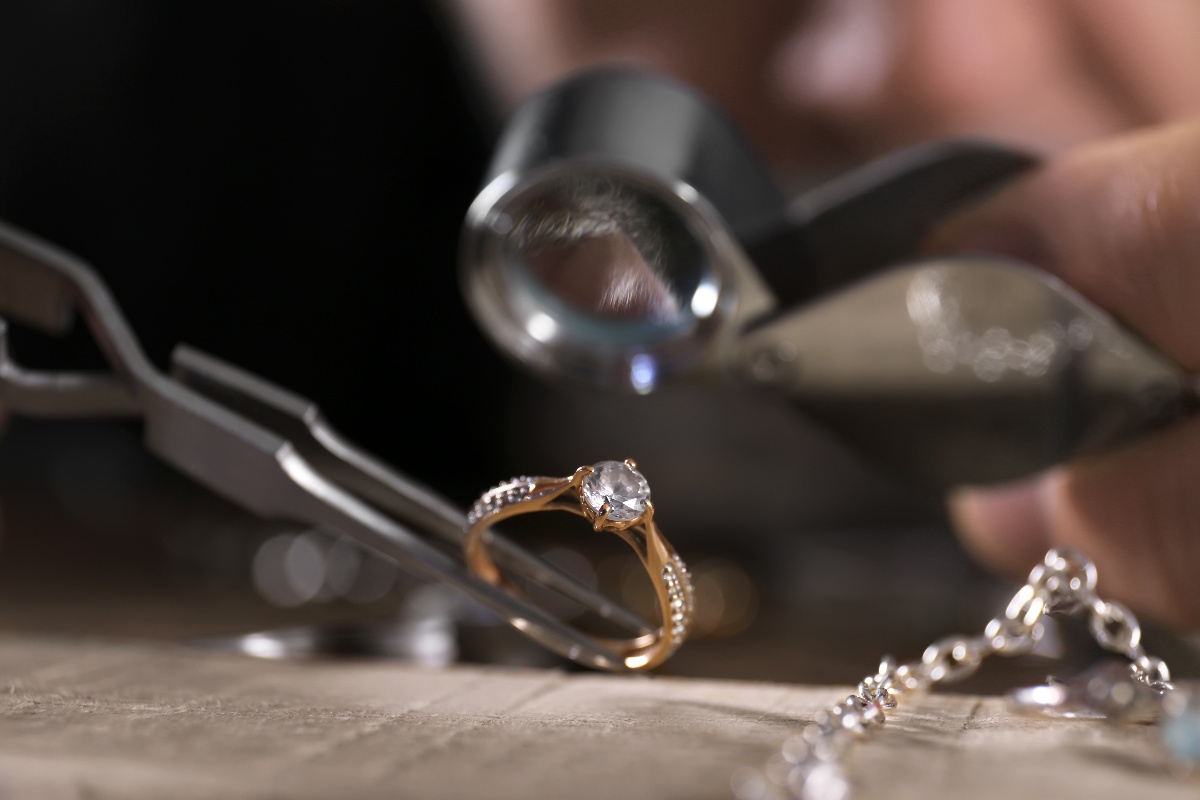 La valutazione professionale di un anello in oro con diamante incastonato.