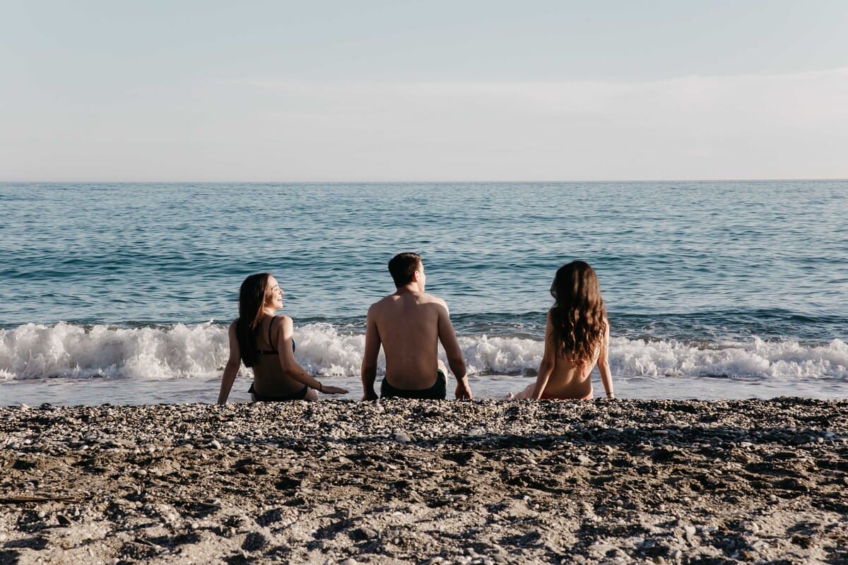Amici in spiaggia guardano il mare