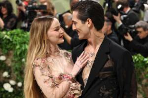 Dove Cameron e Damiano David presenti al Met Gala 2024 dedicato a “Sleeping Beauties: Reawakening Fashion”