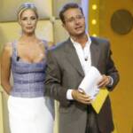 Paolo Bonolis durante la conduzione del programma televisivo Tira & Molla insieme alla showgirl tedesca Ela Weber