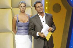 Paolo Bonolis durante la conduzione del programma televisivo Tira & Molla insieme alla showgirl tedesca Ela Weber