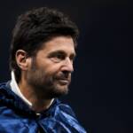 Filippo Bisciglia, conduttore televisivo italiano, osserva prima della partita di UEFA Champions League 2025/26