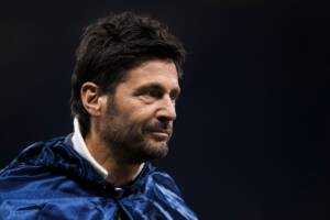 Filippo Bisciglia, conduttore televisivo italiano, osserva prima della partita di UEFA Champions League 2025/26