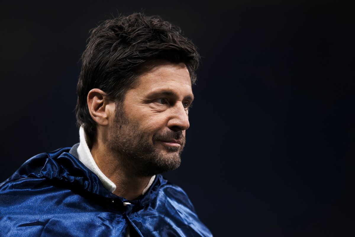 Filippo Bisciglia, conduttore televisivo italiano, osserva prima della partita di UEFA Champions League 2025/26