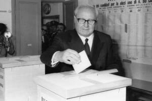 Giuseppe Saragat mentre vota alle elezioni amministrative