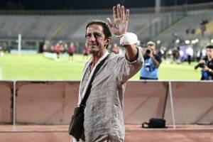 Igor Protti saluta i tifosi del Livorno prima della sfida di Serie C contro la Ternana