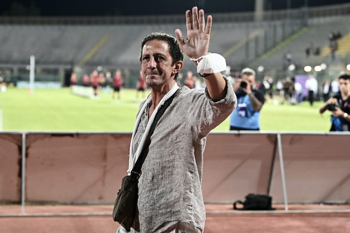 Igor Protti saluta i tifosi del Livorno prima della sfida di Serie C contro la Ternana