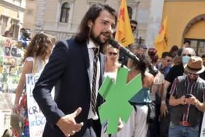 Michele Sodano, del M5S, alla manifestazione "Io coltivo", Camera dei Deputati in Piazza Montecitorio per chiedere la liberalizzazione della cannabis, 25 Giugno 2020, Roma, Italia. (Foto di Simona Granati - Corbis/Getty Images)