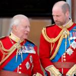 Re Carlo III e il Principe William osservano il sorvolo della RAF dal balcone di Buckingham Palace dopo il Trooping the Colour 2026