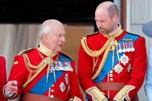 Re Carlo III e il Principe William osservano il sorvolo della RAF dal balcone di Buckingham Palace dopo il Trooping the Colour 2026