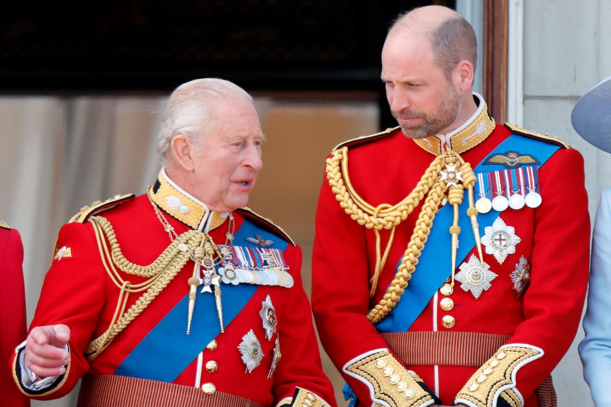 Re Carlo III e il Principe William osservano il sorvolo della RAF dal balcone di Buckingham Palace dopo il Trooping the Colour 2026