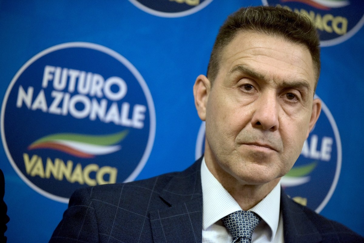Roberto Vannacci accanto al logo di Futuro Nazionale