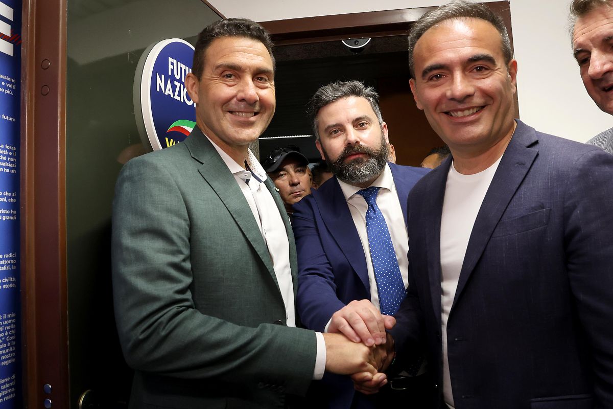 Roberto Vannacci, leader del partito National Future, insieme a Massimiliano Simoni, coordinatore nazionale, e Rossano Sasso, referente per il Sud Italia