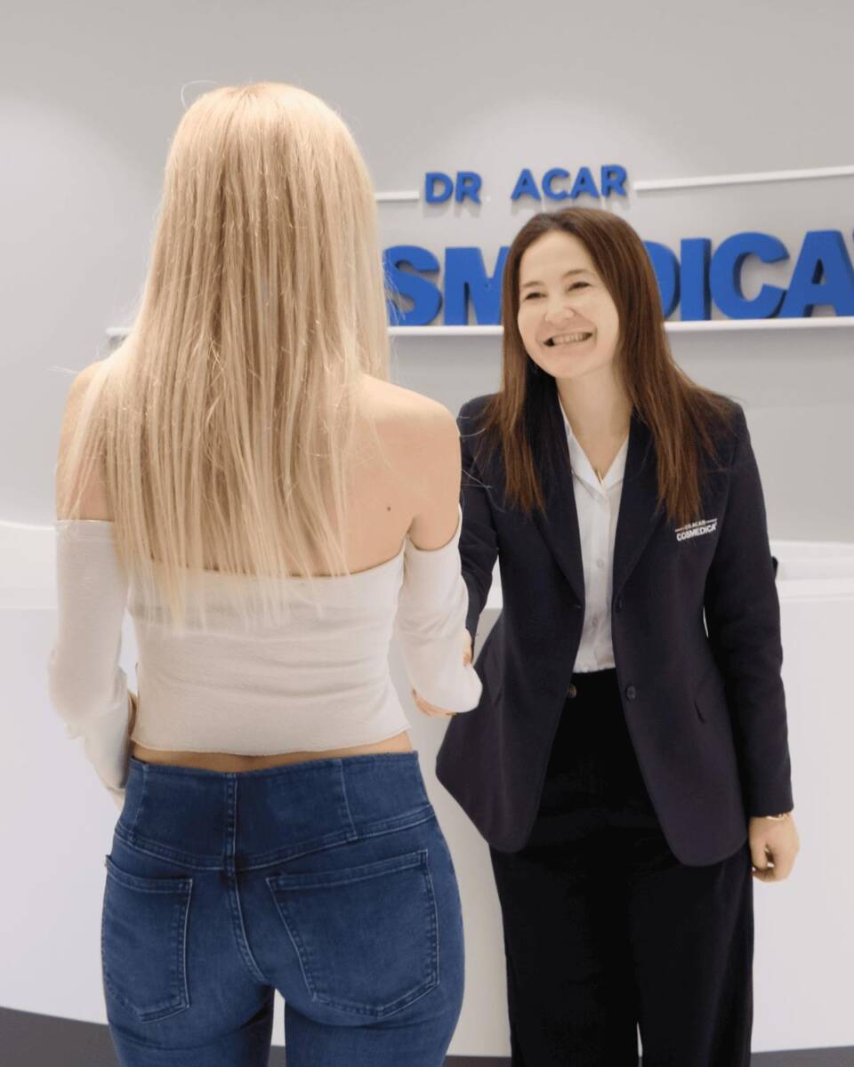 Una ragazza viene accolta all'interno della clinica Cosmedica del Dr. Acar.