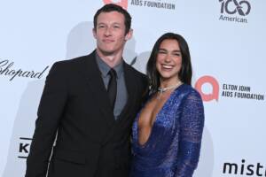 Callum Turner e Dua Lipa partecipano al 34° convegno annuale degli Oscar della Elton John AIDS Foundation