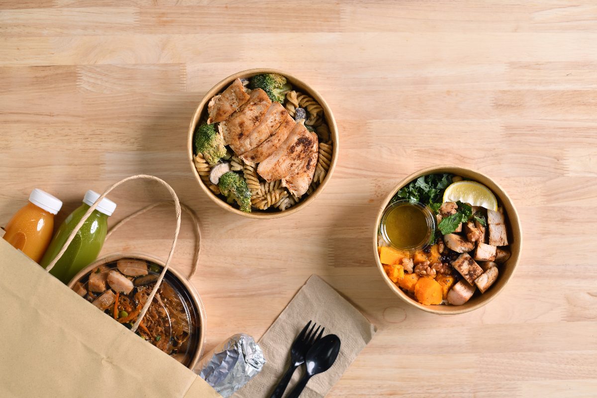 Confezioni e contenitori per il cibo da asporto.