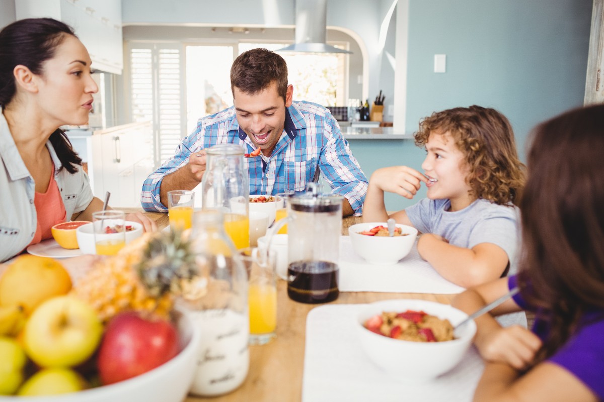 Una famiglia seduta a tavola per una colazione sana.