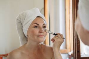 Applicare il correttore sulle occhiaie utilizzando un apposito pennello da trucco.