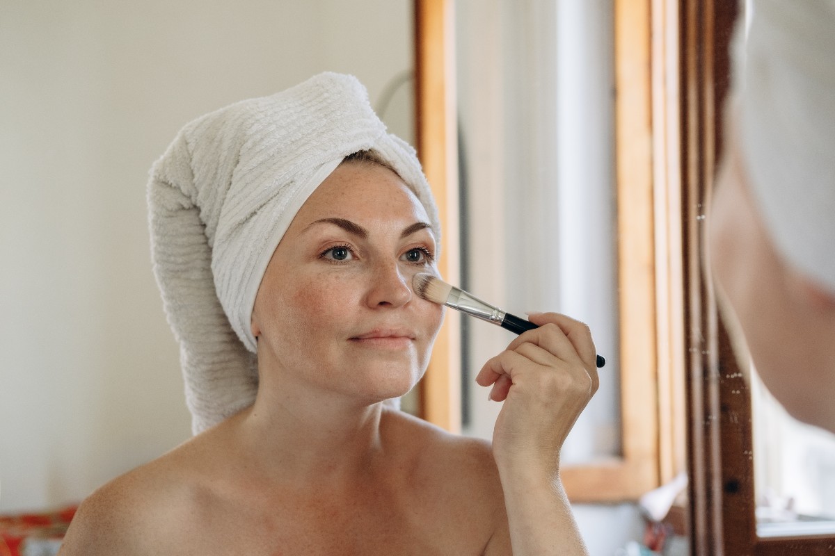 Applicare il correttore sulle occhiaie utilizzando un apposito pennello da trucco.