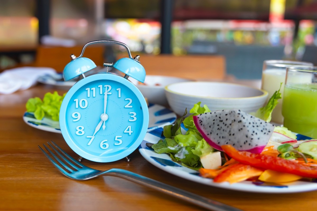 Orologio che segna le ore del digiuno intermittente