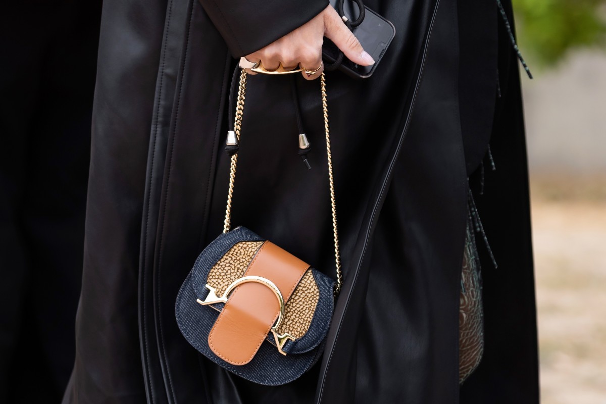 Outfit da donna completato da una borsa Borbonese.