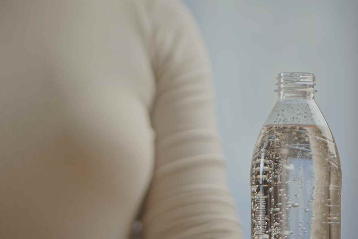 Primo piano di una bottiglia di acqua frizzante