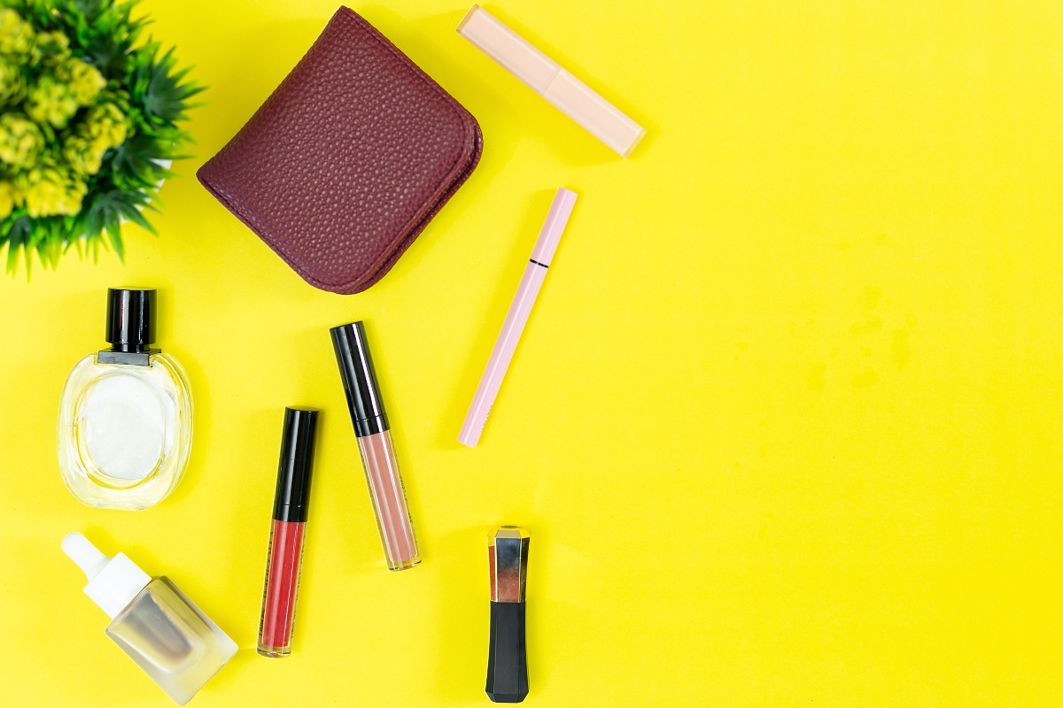 Vari prodotti da make-up disposti su uno sfondo giallo.