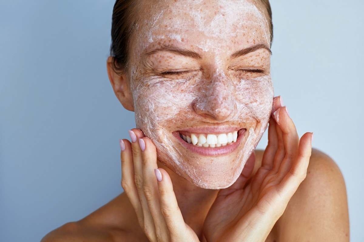 Ragazza con maschera viso
