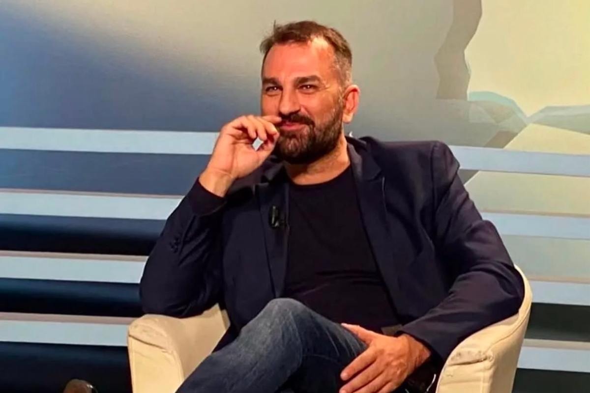 Simone Borile vestito di nero