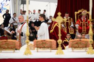 Don Davide Pagliarani durante la cerimonia di consacrazione episcopale presso il Seminario Internazionale San Pio X