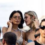 Elodie e Franceska Nuredini ballano durante la parata del Milano Pride