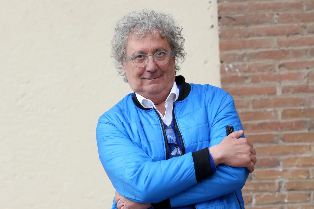 Enzo Iacchetti con una giacca azzurra