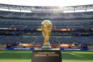 Il trofeo della Coppa del Mondo FIFA esposto al New York/New Jersey Stadium prima della finale del Mondiale
