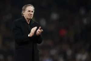Franco Baresi a San Siro applaude ai tifosi