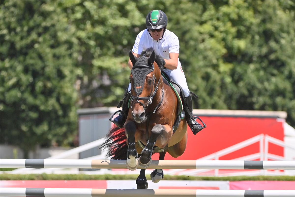 Gianni Govoni in sella a Lucaine durante la Milano San Siro Jumping Cup