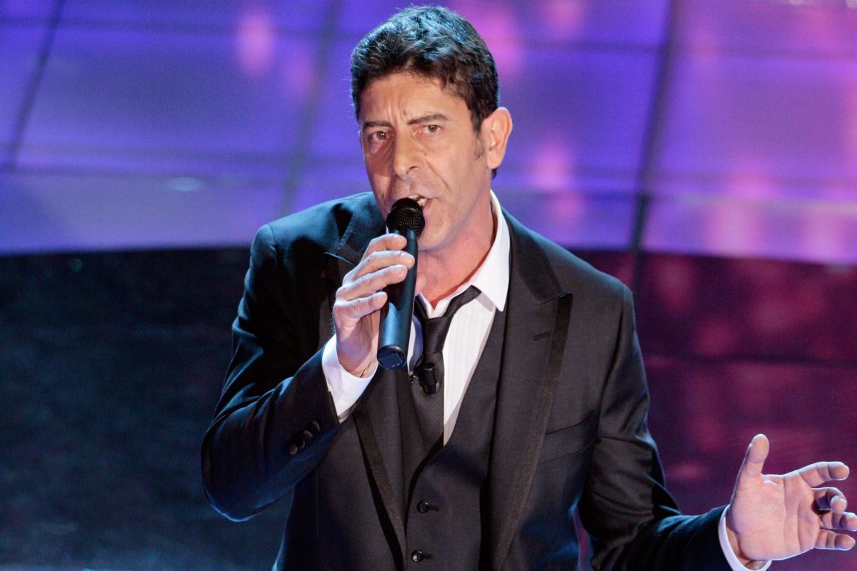 Luca Laurenti si esibisce durante la seconda serata del 59° Festival di Sanremo
