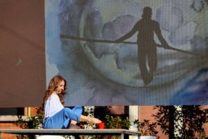 Simona Atzori si esibisce prima del tentativo di Andrea Loreni di battere il Guinness World Record