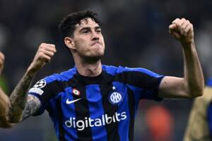 Il calciatore Alessandro Bastoni esulta