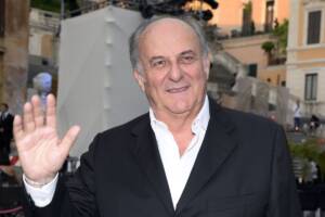 Gerry Scotti saluta con la mano