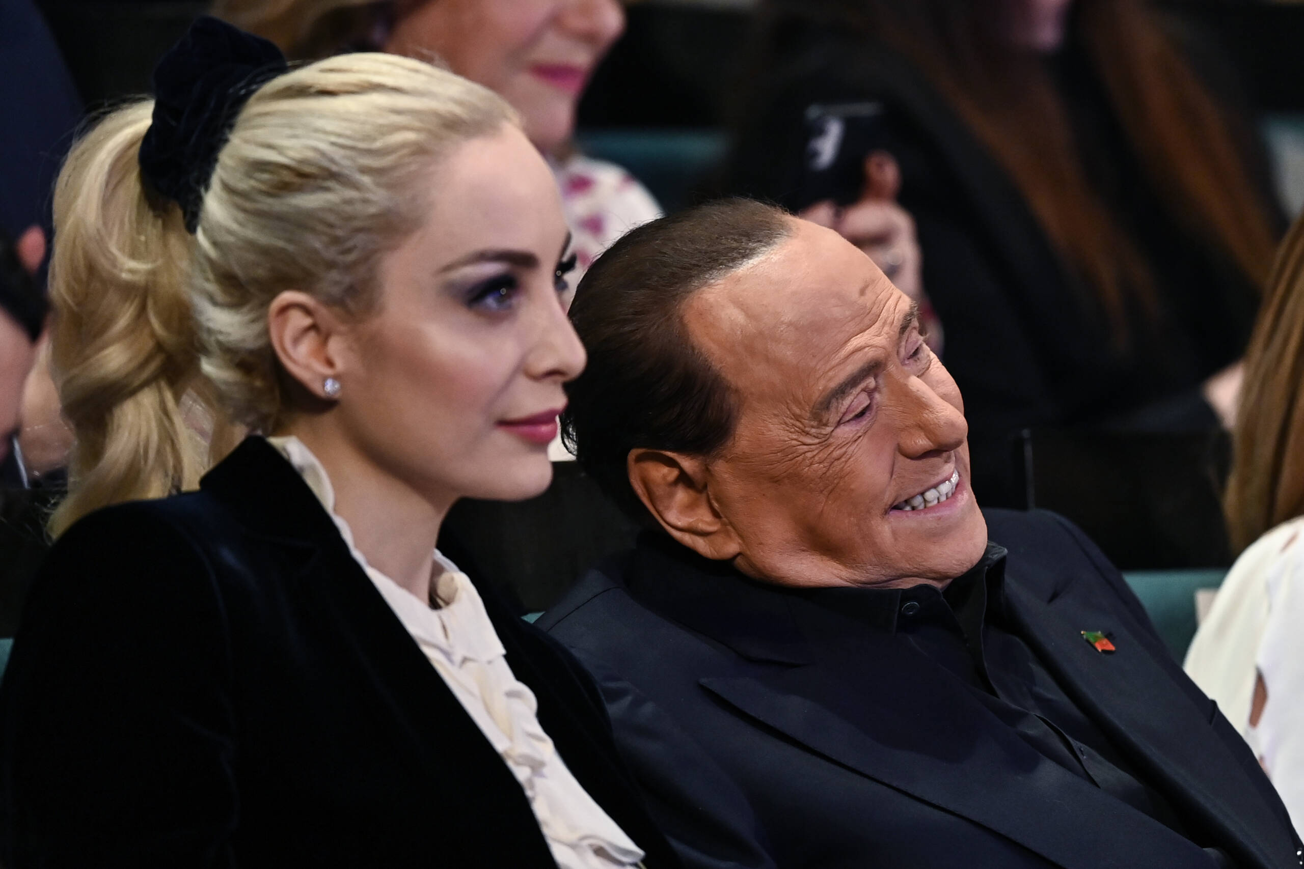 Silvio Berlusconi e Marta Fascina seduti insieme