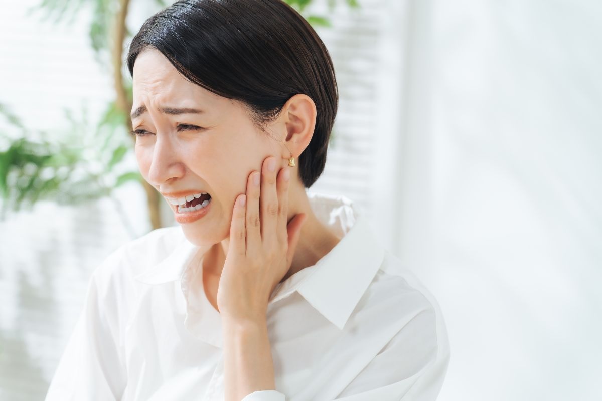 Donna con mal di denti