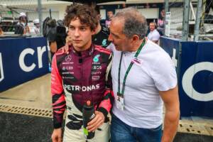 Andrea Kimi Antonelli, pilota italiano della Mercedes, parla con suo padre Marco Antonelli sulla griglia durante la Sprint/qualifiche.