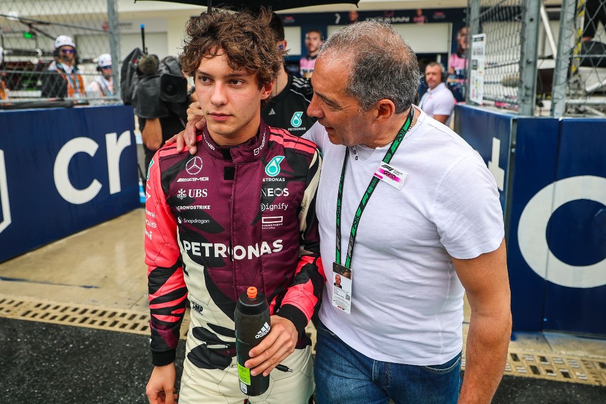 Andrea Kimi Antonelli, pilota italiano della Mercedes, parla con suo padre Marco Antonelli sulla griglia durante la Sprint/qualifiche.