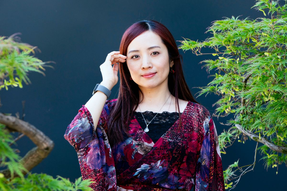 Eriko Kawasaki posa all'aperto con un lieve sorriso