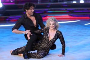 Gabriel Garko e la sua ballerina Gioia Giovanatti si esibiscono a Ballando con le Stelle