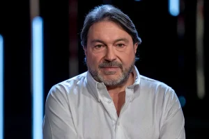 Sigfrido Ranucci con uno sfondo scuro