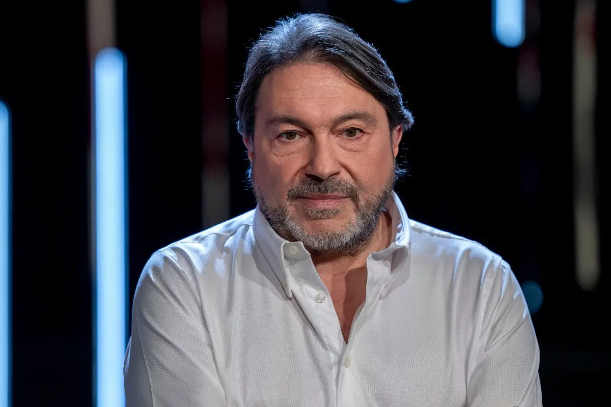 Sigfrido Ranucci con uno sfondo scuro